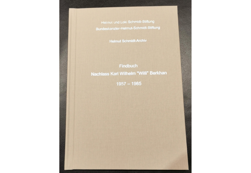 Buch-Cover mit der Aufschrift „Findbuch. Nachlass Karl Willi Berkhan. 1957-1985.“