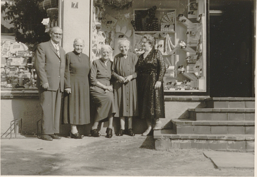 Schwarz-weiß-Bild zeigt fünf ältere Personen.