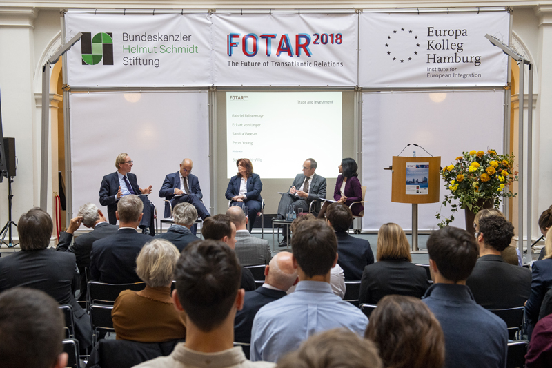Blick übers Publikum zum Podium, über dem der Schriftzug "Fotar 2018" steht. 