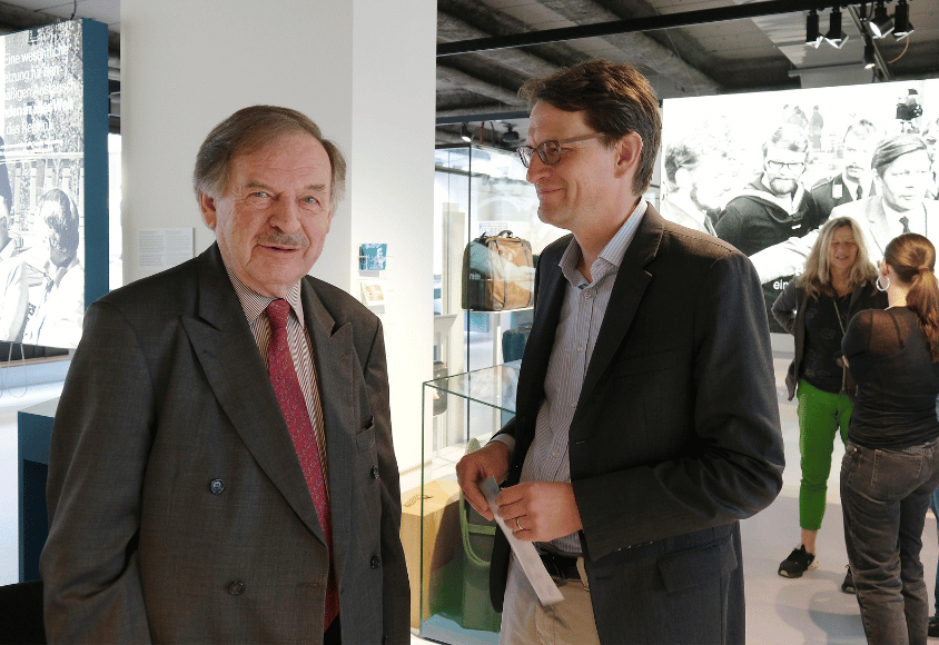 Dirk Fischer und Meik Woyke in der Ausstellung ins Gespräch vertieft.
