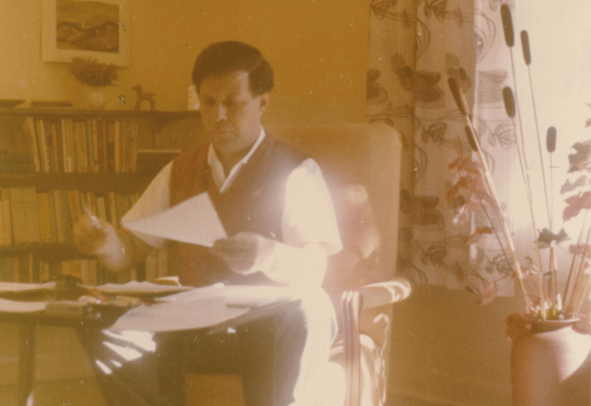 Helmut Schmidt mit Papier und Stift auf einem Sessel sitzend.