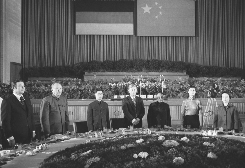 Schwarz-weiß Foto von Helmut Schmidt beim Staatsbesuch in China
