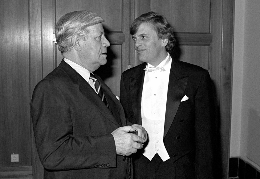 Schwarzweißfoto zeigt Helmut Schmidt und Justus Frantz in schwarzen Anzügen.