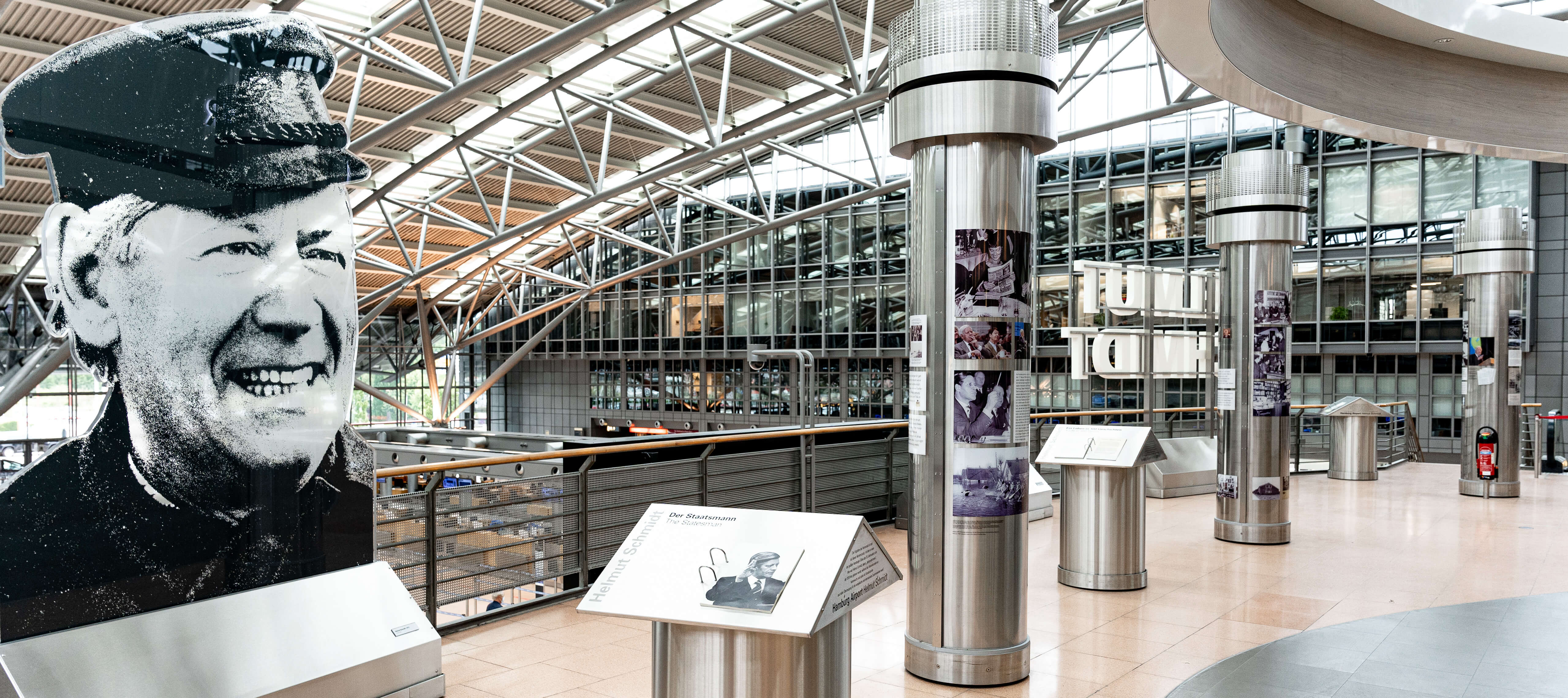 Räumlichkeiten des Hamburger Flughafens mit Ausstellungsmaterial zu Helmut Schmidt.