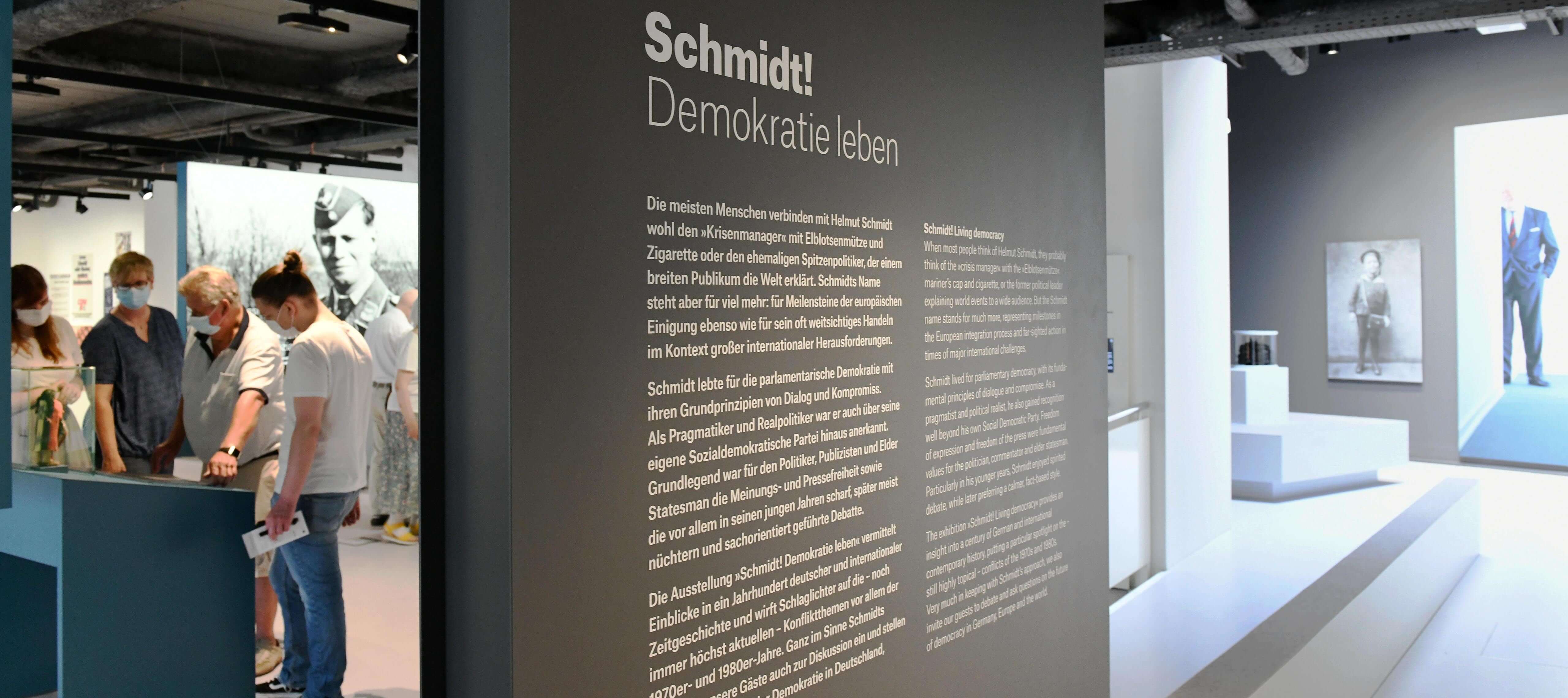 Blick auf die einleitende Textwand am Anfang des Ausstellungsrundweg.
