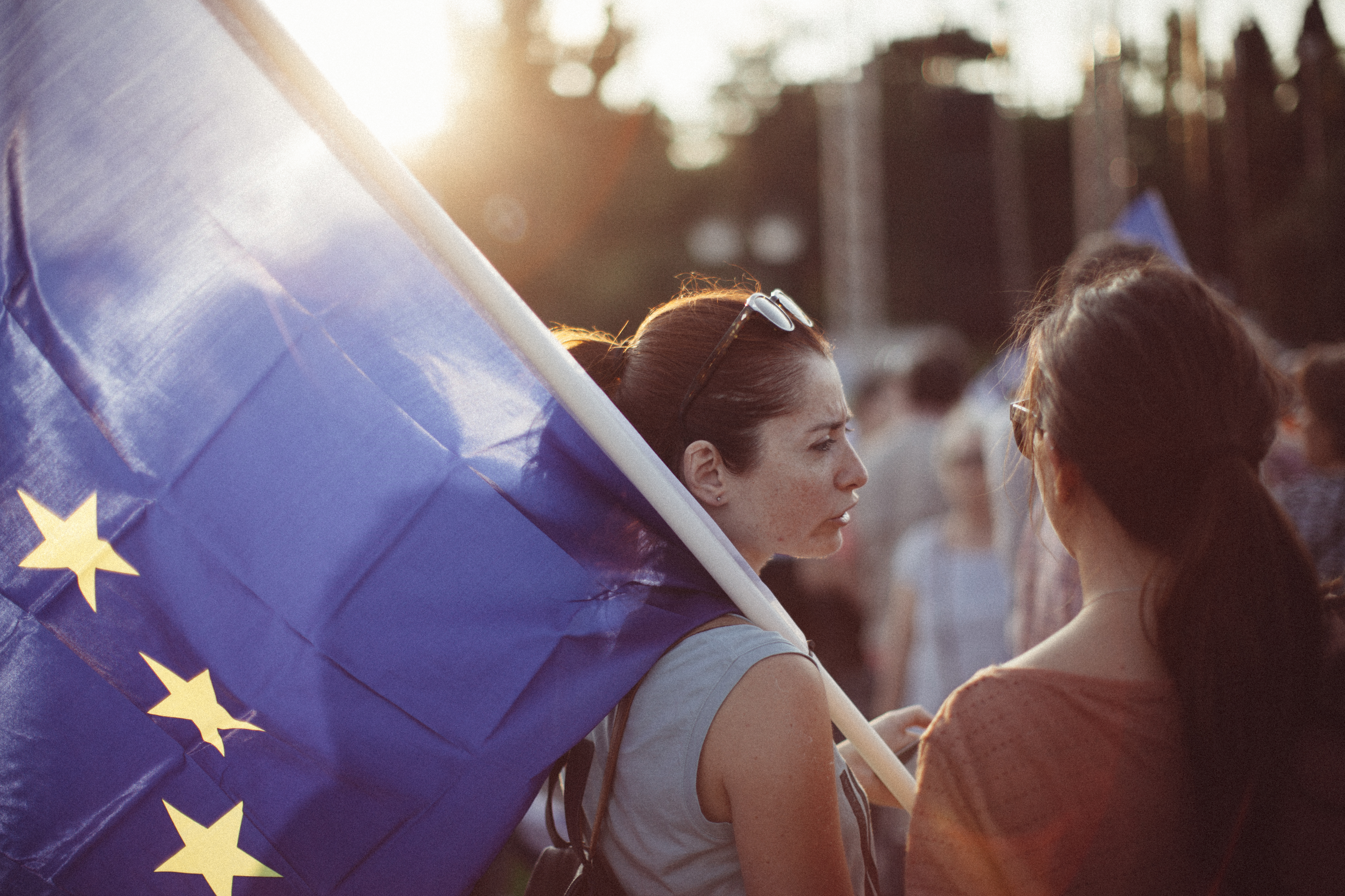Eine Frau trägt eine Europaflagge.