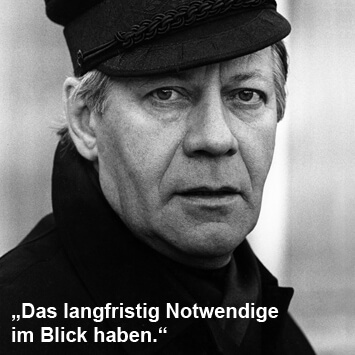 Portrait von Helmut Schmidt mit Lotsenmütze. Darunter der Text: "Das langfristig Notwendige im Blick haben."