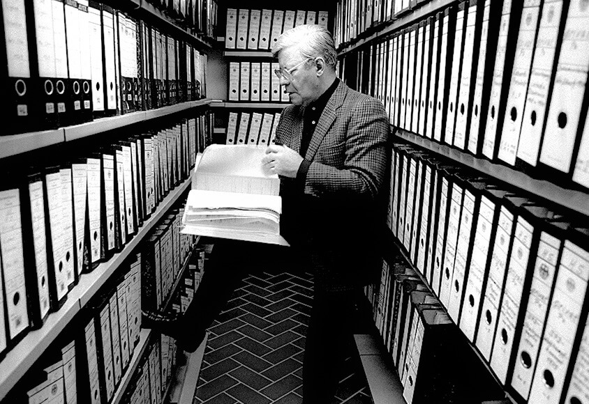 Helmut Schmidt liest in einem geöffneten Aktenordner in seinem Privatarchiv in Hamburg-Langenhorn.