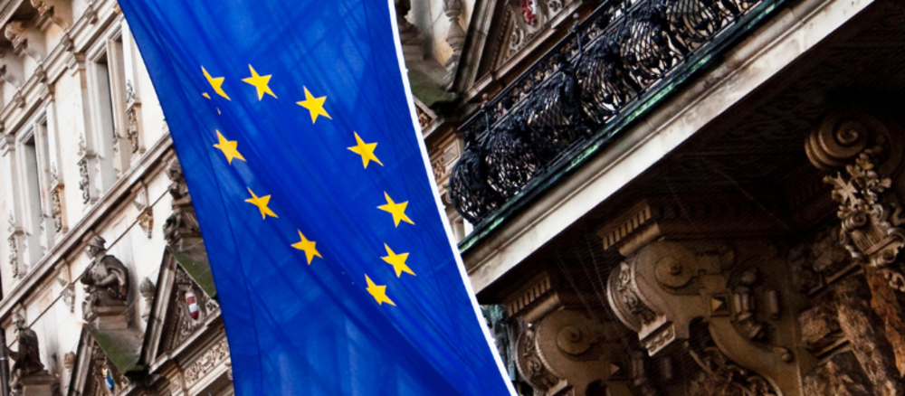 Europa-Flagge im Wind