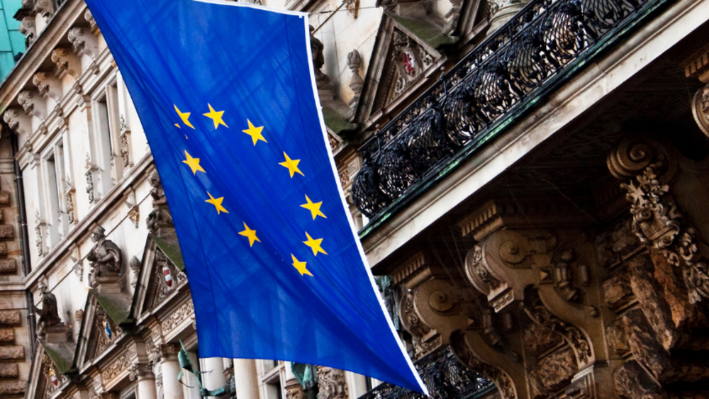 Europa-Flagge im Wind