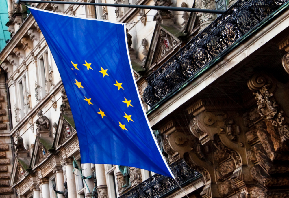 Europa-Flagge im Wind
