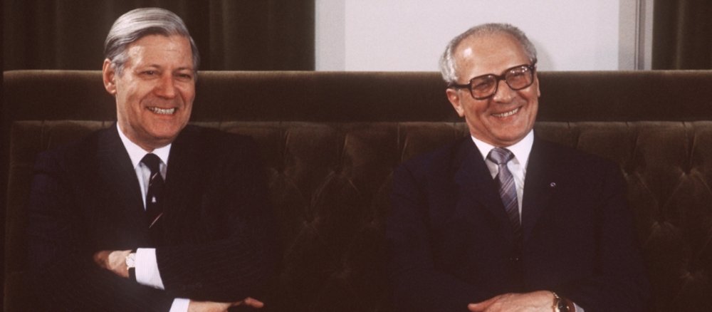 Helmut Schmidt und Erich Honecker sitzen nebeneinander