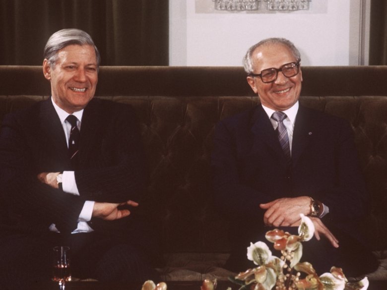 Helmut Schmidt und Erich Honecker sitzen nebeneinander
