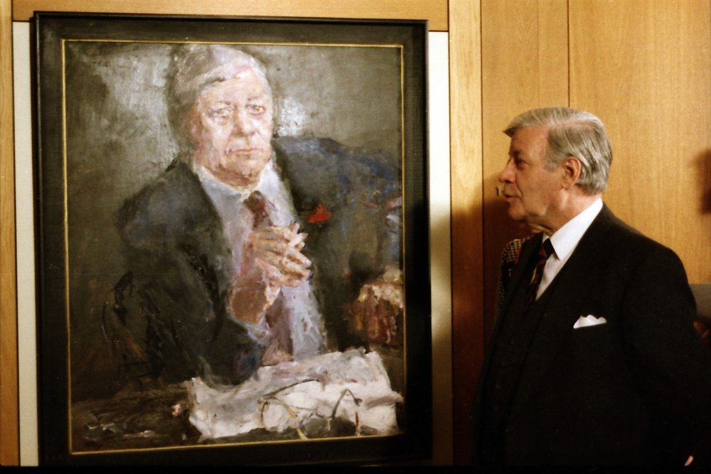 Helmut Schmidt in front of his portrait of the Chancellor painted by Bernhard Heisig.