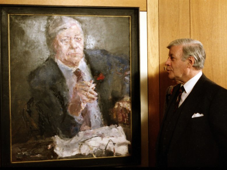 Helmut Schmidt in front of his portrait of the Chancellor painted by Bernhard Heisig.