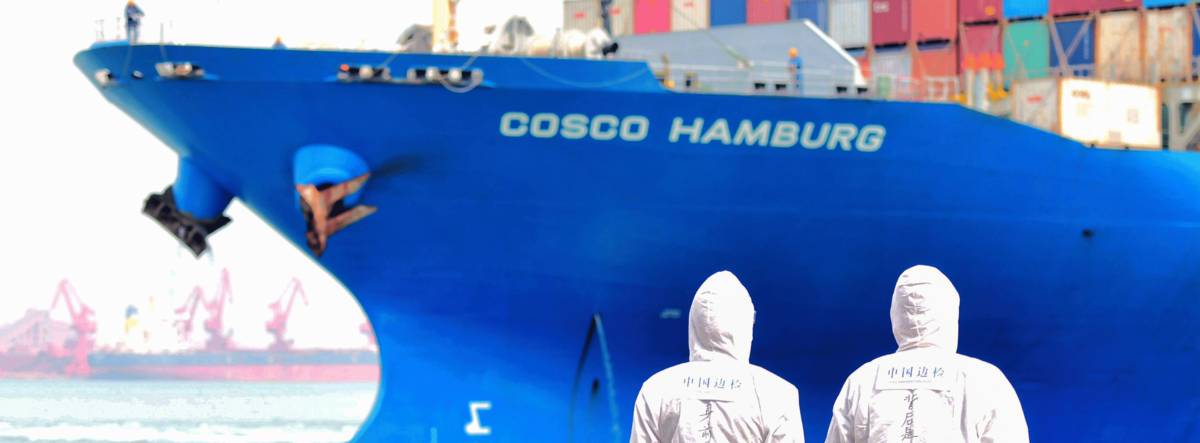 [Translate to English:] workers in protective suits stand near a COSCO container ship docked at a port in Qingdao in eastern China's Shandong Province.