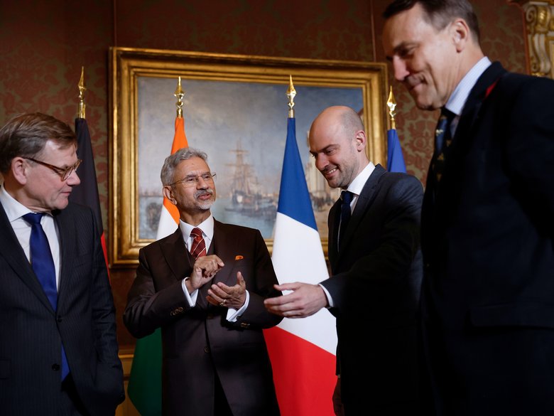 Die Außenminister von Polen, Frankreich, Deutschland und Indien stehen vor einer Polen- und Frankreich-Flagge