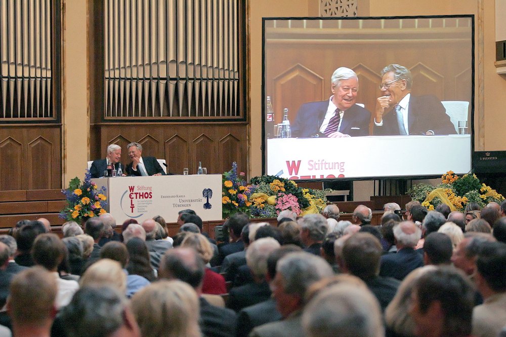 Helmut Schmidt and Hans Küng together on the podium in front of an audience
