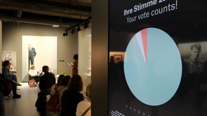 links sitzen Menschen in einer Ausstellung, rechts ein Bild einer Grafik in der Ausstellung