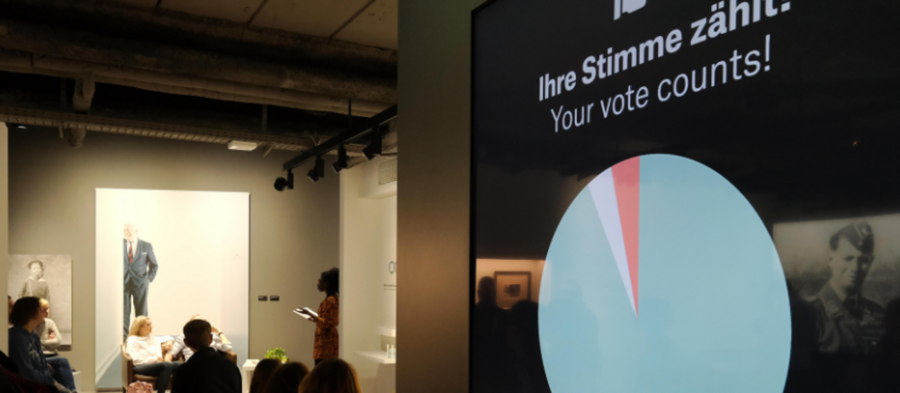 links sitzen Menschen in einer Ausstellung, rechts ein Bild einer Grafik in der Ausstellung