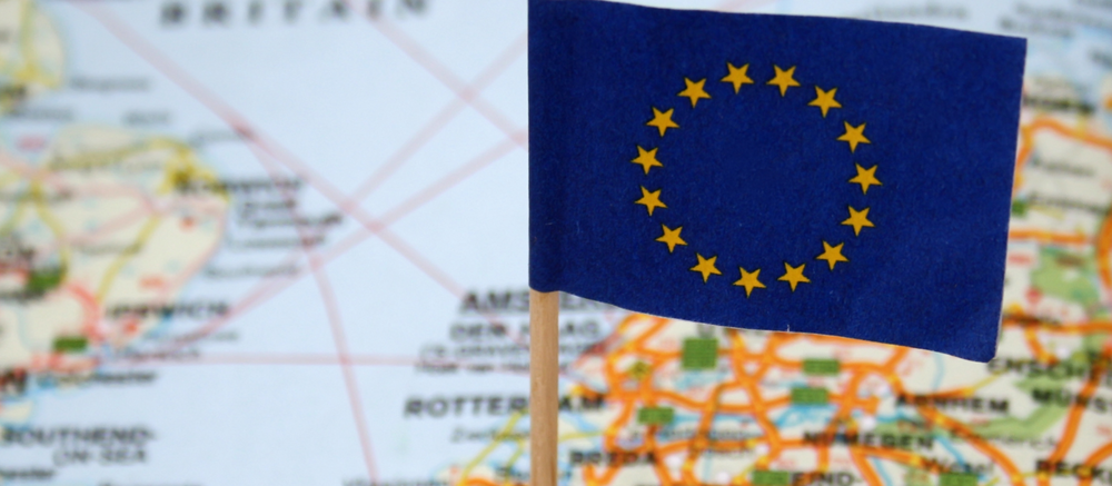 Europaflagge vor Weltkarte