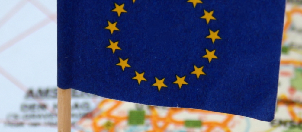 Europaflagge vor Weltkarte
