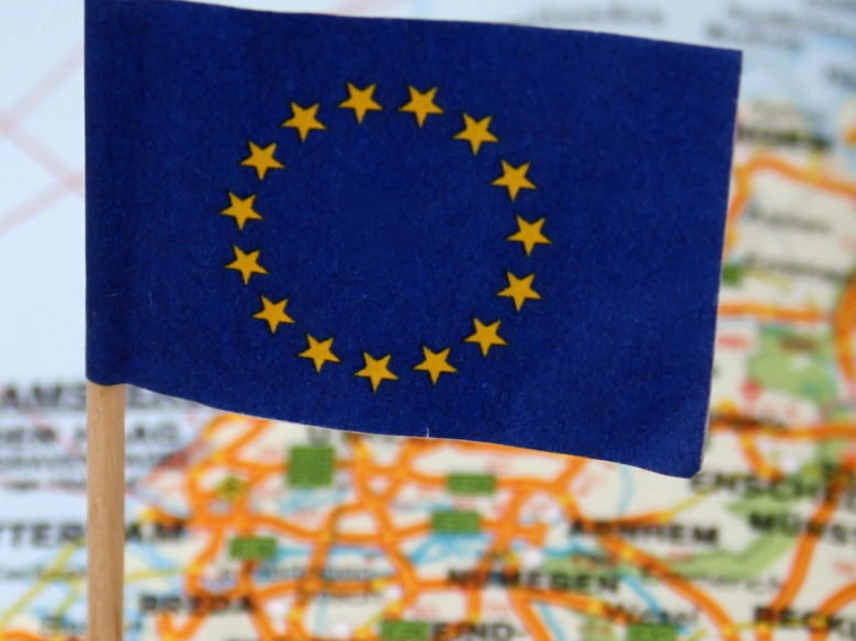 Europaflagge vor Weltkarte
