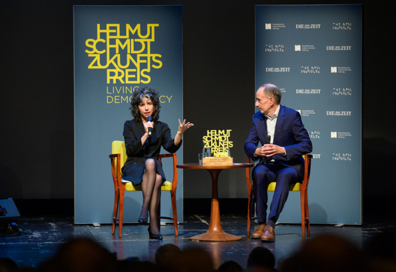 [Translate to English:] Uwe Heuser interviewt Meredith Whittaker. 