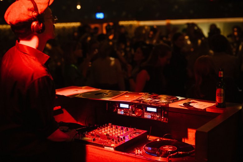 [Translate to English:] Helmut Schmidt Zukunftspreis DJ Pult