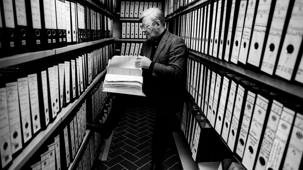 Helmut Schmidt with book in hand in his private archive