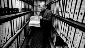 Helmut Schmidt with book in hand in his private archive