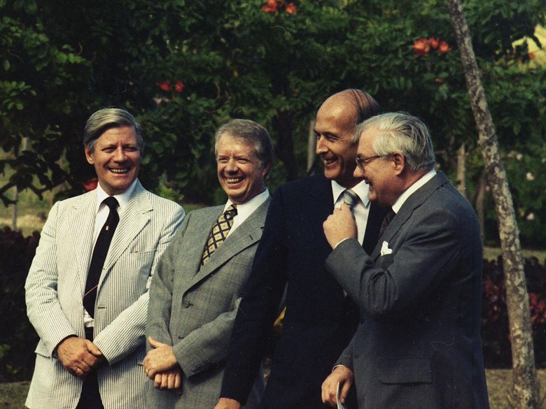 Helmut Schmidt next to Jimmy Carter, Valéry Giscard d'Estaing, James Callaghan.