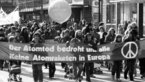 Demonstranten mit Banner gegen Atomraketen