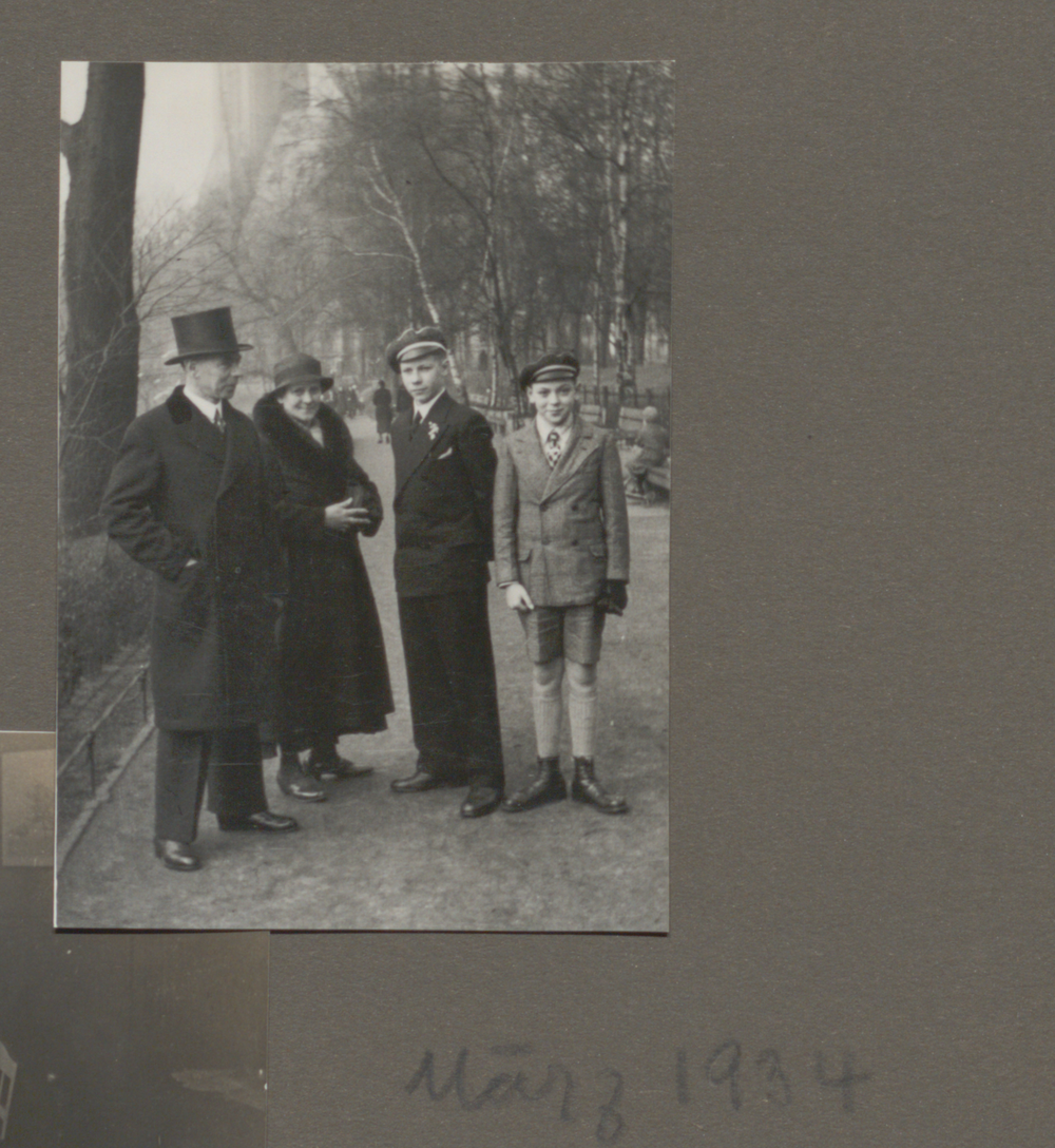 Black and white photo of the Schmidt family with parents Gustav and Ludovika and brothers Helmut and Wolfgang 