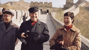 Helmut Schmidt and his wife laughing in front of the Great Wall of China