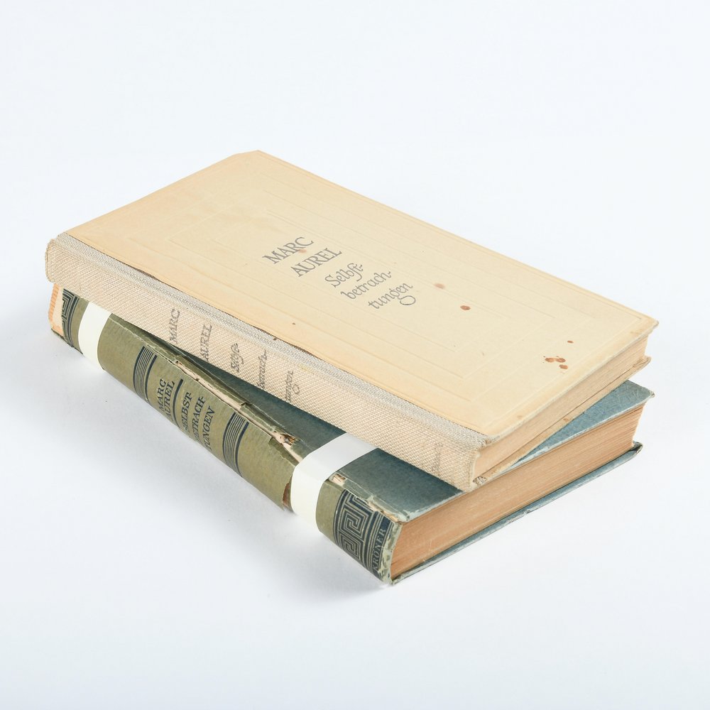 Zwei Bücher übereinander liegend