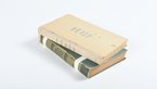 Zwei Bücher übereinander liegend