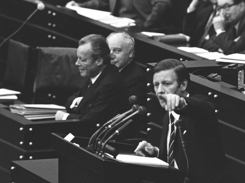 Helmut Schmidt at the lectern in the Bundestag.