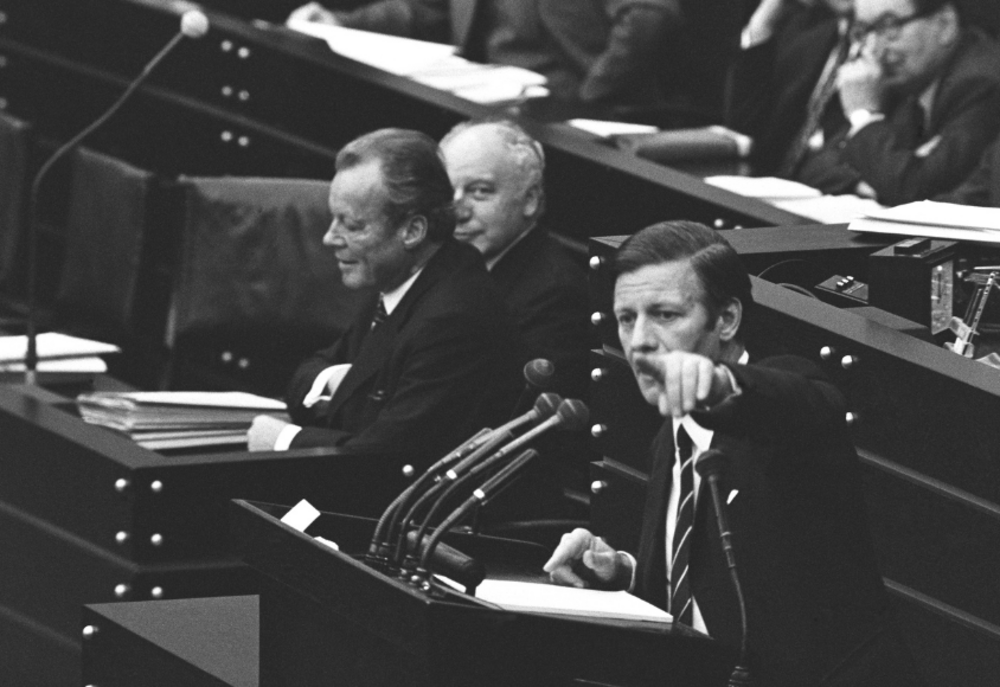 Helmut Schmidt at the lectern in the Bundestag.