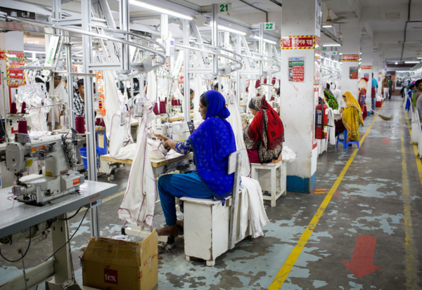 Arbeiter*innen nähen in einer Textilfabrik.