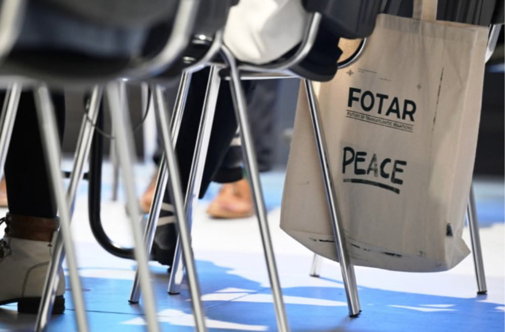 [Translate to English:] FOTAR Tragetasche hängend an Konferenzstühlen