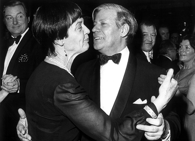 Chancellor Helmut Schmidt (SPD) dances with his wife Loki to the hit song “Schmidtchen Schleicher” at the Berlin Press Ball on 16 January 1977.