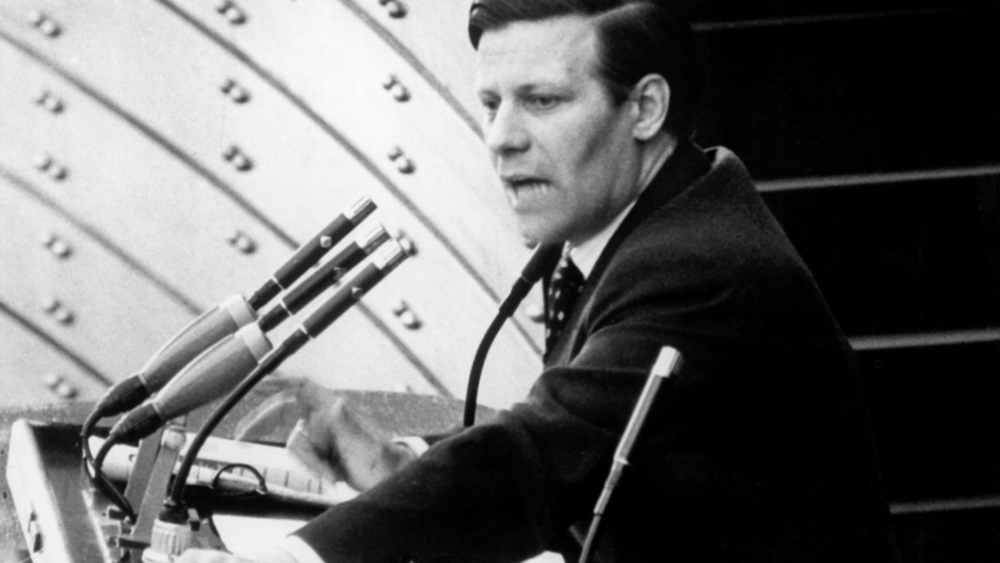 Helmut Schmidt beim Redehalten im Bundestag