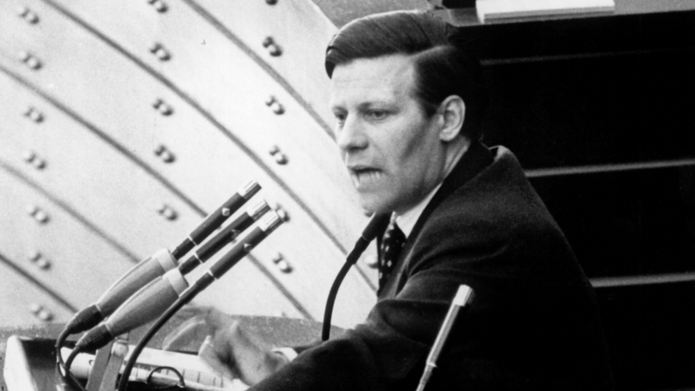Helmut Schmidt delivering a speech in the Bundestag