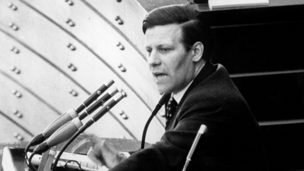 Helmut Schmidt beim Redehalten im Bundestag