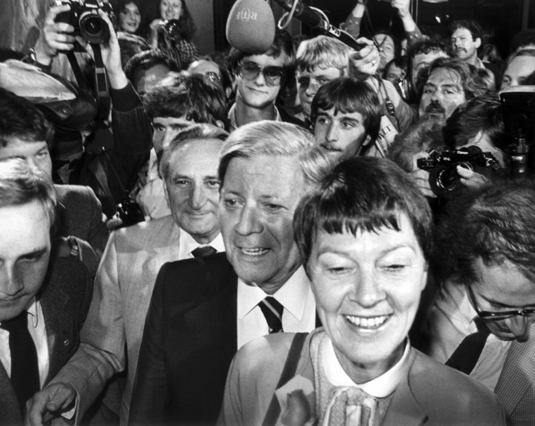 Chancellor Helmut Schmidt and his wife Loki with SPD Federal Executive Secretary Egon Bahr (on the right behind Schmidt) arrive at the election party at the SPD headquarters in Bonn. The elections to the German Bundestag took place on 5 October 1980. The governing coalition of the SPD and FDP was re-elected by the voters.