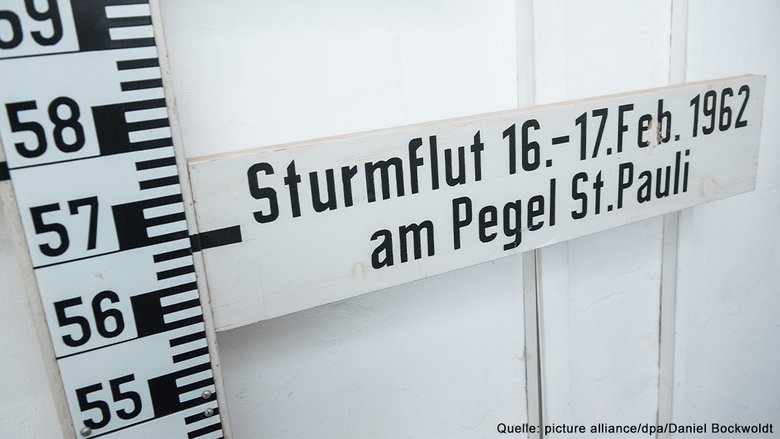 Ein Wasserpegelstand mit der Beschriftung "Sturmflut 16. bis 17. Feb. 1962 am Pegel St. Pauli", 5,7 Meter über NN