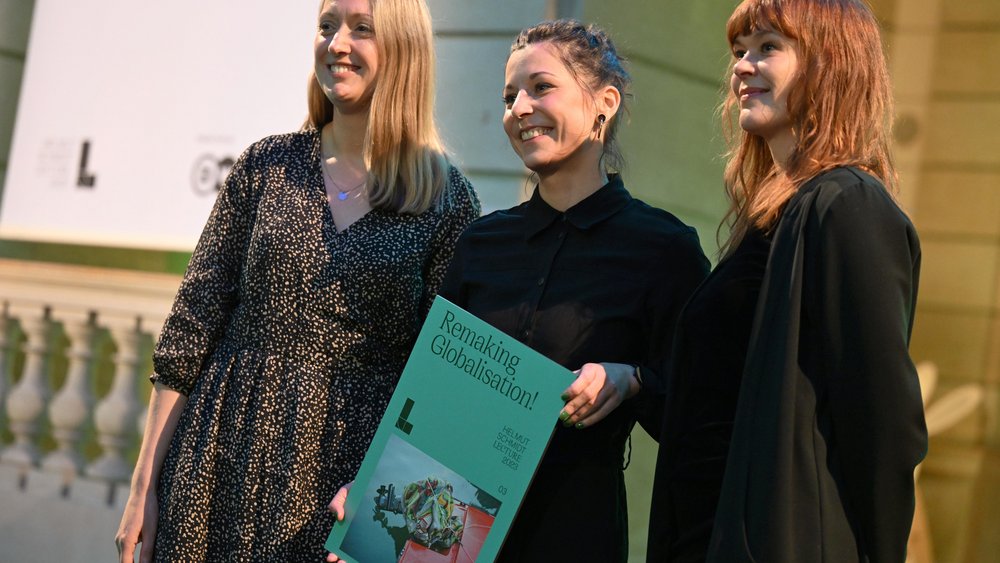 Dr. Julia Strasheim, Dr. Elisabeth Winter und Dr. Eva Krick mit BKHS Magazin