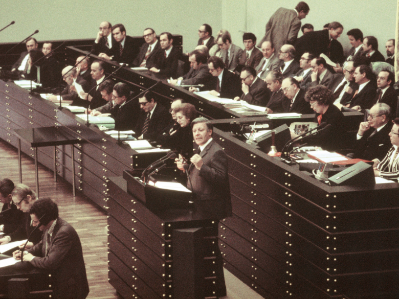 Helmut Schmidt behind the lectern during his speech, numerous politicians in the background