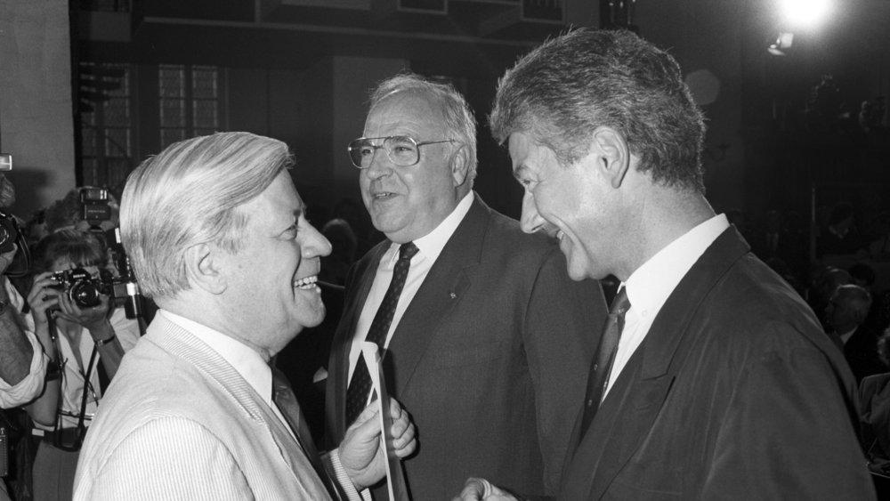 Altkanzler Helmut Schmidt (l, SPD) im Gespräch mit Björn Engholm (Ministerpräsident von Schleswig-Holstein, SPD), im Hintergrund Bundeskanzler Helmut Kohl (CDU).